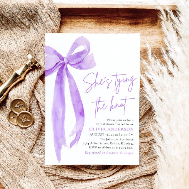 Lila Bow Sie bindet das Brautparty des Knotens Einladung (Modern Elegant Purple Bow Ribbon Coquette She's Tying the Knot Bridal Shower Invitation)