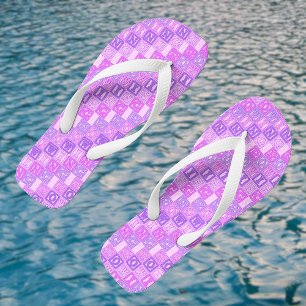 Lila Buchstabenmuster in Rosa Flip Flops