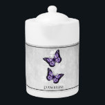 Lila Butterfly-Floral-Tee<br><div class="desc">Genießen Sie Ihren Tee mit einem Lila Butterfly Personalisierten Teekessel. Im Teapot-Design stehen lebendige Schmetterlinge, die sich auf einer weißen, blumengeschmückten Weinrebe mit hellgrauem Grunge-Hintergrund ruhen. Zusätzliche Geschenkartikel in diesem Design sowie eine Vielzahl von Farben.</div>