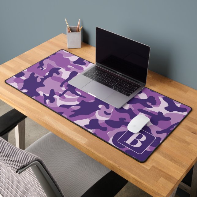 Lila Camouflage Personalisiert Girly Monogram Camo Schreibtischunterlage (Büro 2)