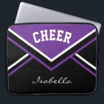 Lila Cheerleader Cheer Laptopschutzhülle<br><div class="desc">Cheerleader Electronic Sleeves. ✔ HINWEIS: ÄNDERN SIE NUR DIE VORLAGEBEREICHE, DIE SIE BENÖTIGEN! 😀 Sie können den Text bei Bedarf entfernen und neu hinzufügen, was immer Sie möchten und welchen Schriftart Sie möchten. 📌 Wenn Sie weitere Anpassungen benötigen, klicken Sie bitte auf den Button "Weitere Anpassungen vornehmen" oder "Design anpassen...</div>