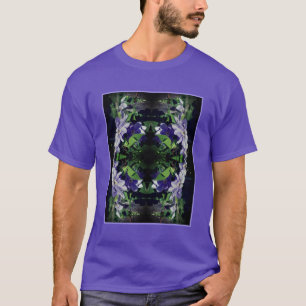Lila Clematien auf Zaun bei Sonnenlicht Abstrakt T-Shirt