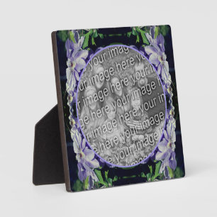 Lila Clematien auf Zaun geben Sie Ihr Foto hinzu Fotoplatte