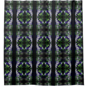 Lila Clematien auf Zaun im Sonnenlicht-Muster Duschvorhang