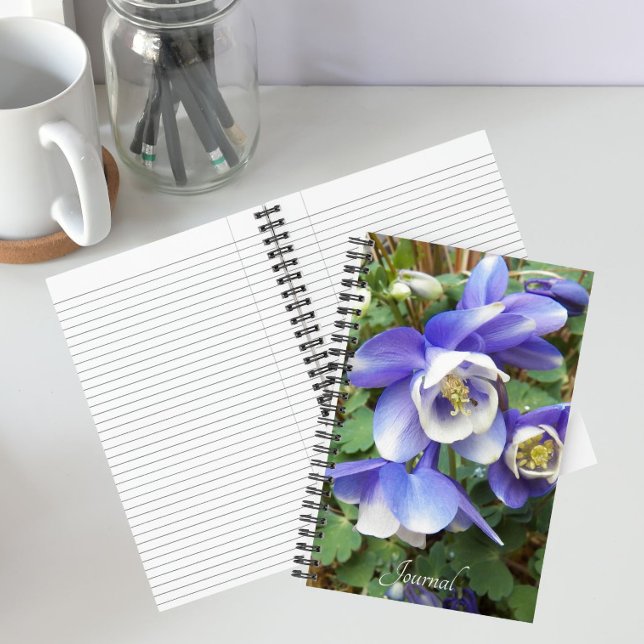 Lila Columbine-Blume Notizbuch (In Situ)