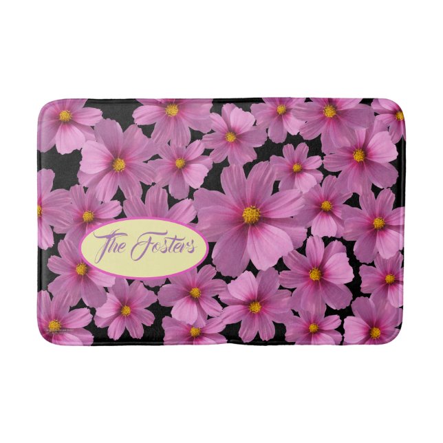 Lila Cosmos-Blume-Design auf schwarzem Hintergrund Badematte (Vorderseite)
