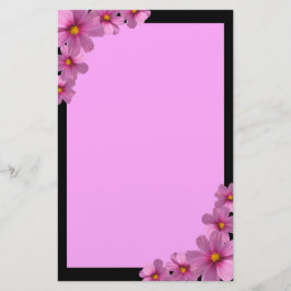 Lila Cosmos-Blume-Design auf schwarzem Hintergrund Briefpapier