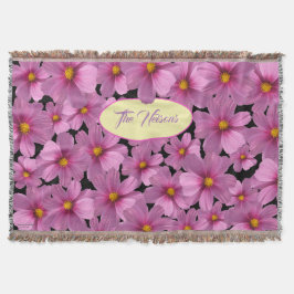 Lila Cosmos-Blume-Design auf schwarzem Hintergrund Decke