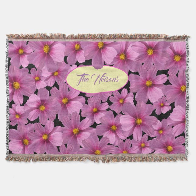 Lila Cosmos-Blume-Design auf schwarzem Hintergrund Decke (Vorderseite)