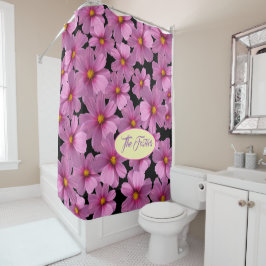 Lila Cosmos-Blume-Design auf schwarzem Hintergrund Duschvorhang