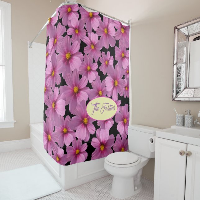 Lila Cosmos-Blume-Design auf schwarzem Hintergrund Duschvorhang (Beispiel)