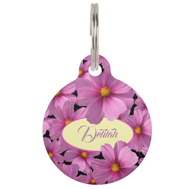 Lila Cosmos-Blume-Design auf schwarzem Hintergrund Haustiermarke (Vorderseite)