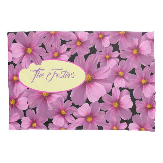 Lila Cosmos-Blume-Design auf schwarzem Hintergrund Kissenbezug (Vorderseite)