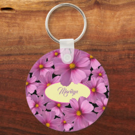 Lila Cosmos-Blume-Design auf schwarzem Hintergrund Schlüsselanhänger