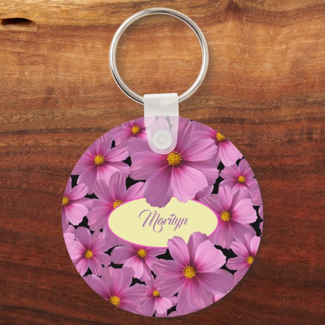 Lila Cosmos-Blume-Design auf schwarzem Hintergrund Schlüsselanhänger (Vorderseite)