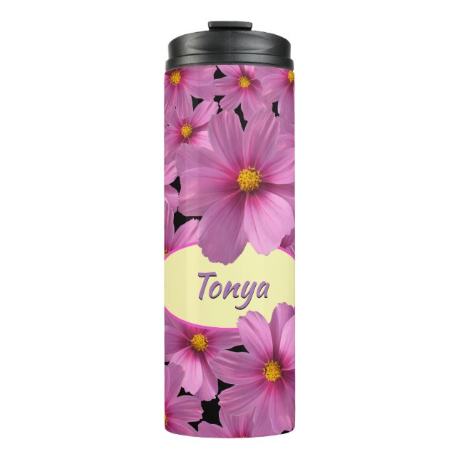 Lila Cosmos-Blume-Design auf schwarzem Hintergrund Thermosbecher (Vorderseite)