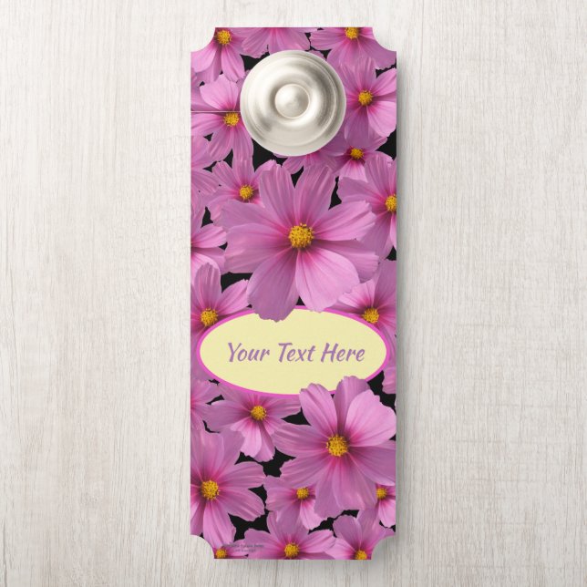 Lila Cosmos-Blume-Design auf schwarzem Hintergrund Türanhänger (Auf Knauf)