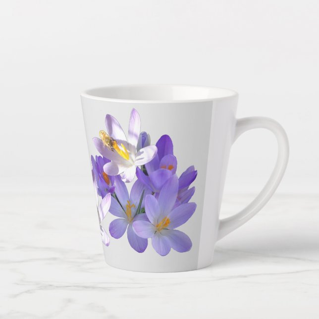 Lila Crocuses mit Bee Light Gray Latte Tasse (Rechts)