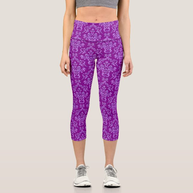 Lila Damask Wallpaper-Muster Capri Leggings (Vorderseite)