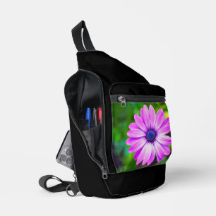 Lila Dämmerung auf der Black Sling Bag