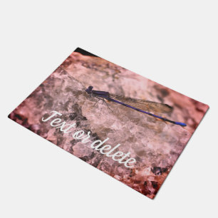 Lila Damselfly auf dem Quarzfelsen Personalisiert Fußmatte