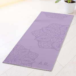 Lila dekoratives Mandala mit Initialen Yogamatte