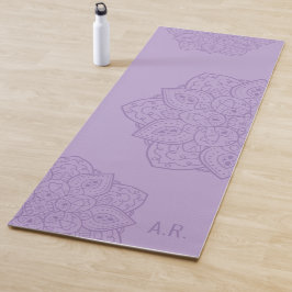 Lila dekoratives Mandala mit Initialen Yogamatte