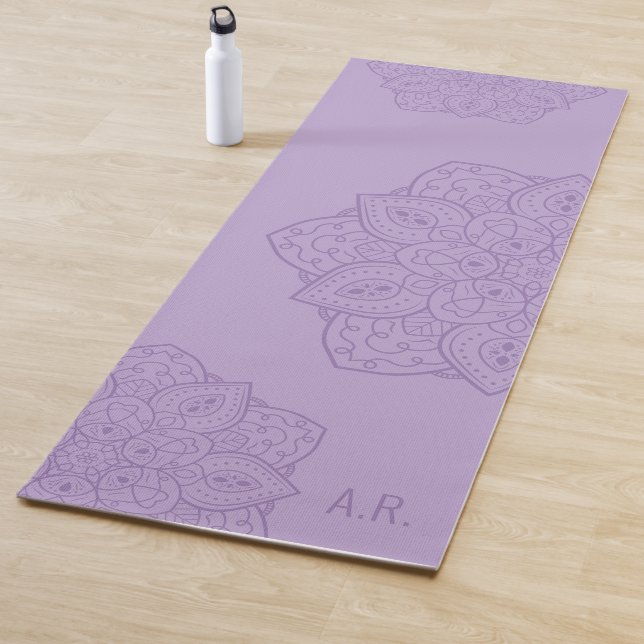 Lila dekoratives Mandala mit Initialen Yogamatte (Beispiel)
