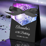 Lila Disco-Ball der 70er Jahre der 60er Geburtstag Geschenkschachtel<br><div class="desc">Mit unserer Lila Disco Ball Fvor Box der 60. Geburtstagsparty 70's fühlen sich Ihre Gäste wie Diskostars. Diese Gefälligkeitsboxen sind die perfekte Möglichkeit, um Ihre Freunde und Zuhause mit einer Touch "70er nostalgie nach Ihrem Meilenstein Geburtstag feiern zu senden. In einem lebendigen Farbton lila strahlen diese Gefälligkeitsboxen Energie und Spaß...</div>