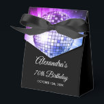 Lila Diskothek-Ball der 70er Jahre Geschenkschachtel<br><div class="desc">Mit unserer Lila 70. Geburtstagsparty 70's Disco Ball Fvor Box stärken Sie Ihre 70. Geburtstagsfeier. Diese Gunst Box erfasst das Wesen der Disco-Zeit, macht es die perfekte Wahl für eine disco-thematische Bash oder jedes Ereignis, wo Sie gewollt, eine Touch von "70er Magic. In einem zauberhaften Schatten von lila, strahlt diese...</div>