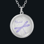 Lila Dragonfly Necklace Versilberte Kette<br><div class="desc">Personalisieren Sie ein einzigartiges Geschenk für Ihre Brautmädchen mit einer Lila Drachenfliege-Kette. Das Necklace Design besticht durch eine lebendige Libelle vor einem eleganten, blumengeschmückten und grau-Damast-Hintergrund. Personalisieren Sie sich mit dem Namen der Brautjungfrau für eine gepflegte Erinnerung Ihres großen Tages. Mit diesem Design sind auch weitere Hochzeitswaren erhältlich. Brauchen Sie...</div>