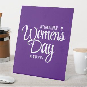 Lila Drehbuch Internationaler März zum Frauentag 8 Sockelschild