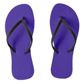 Lila Edelsteine in Rot-Blau Flip Flops