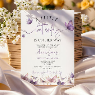 Lila Ein Babyschmetterling ist auf dem Weg zur Bab Einladung