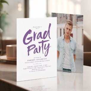 Lila einfache moderne Pinsel Schrift Grad Party Einladung