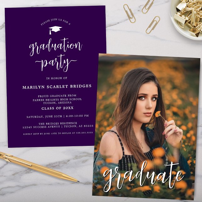 Lila Einfache moderne Script Abschluss Einladung (purple graduation party invitation with simple modern typography and photo of graduate on the back)