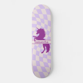 Lila Einhorn auf der Skateboard