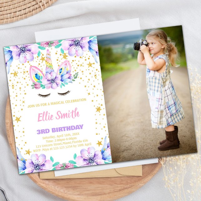 Lila Einhornblüte Einladung zum Geburtstag Foto (Floral Purple Unicorn Birthday Invitations w photo)