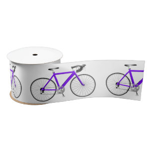 Lila Fahrrad auf der White Satin Ribbon Satinband