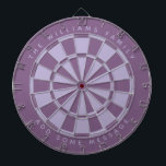 Lila Familienname und Nachrichtenklassiker Dartscheibe<br><div class="desc">Klassisches Dartboard-Design mit abwechselnd staubigen lila- und Lavendeldreiecken (leicht lila). Oben und unten gibt es den Namen und eine Nachricht als Bogentext,  in Kapiteln.</div>