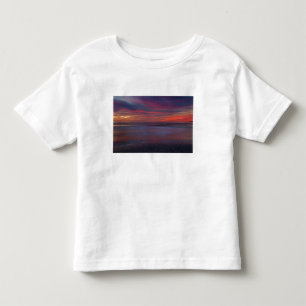 Lila-farbener Sonnenaufgang an der Meeresküste Kleinkind T-shirt