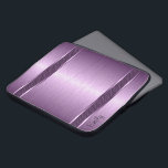 Lila Farbtöne aus gebürstetem Aluminium Laptopschutzhülle<br><div class="desc">Metallische gedämpfte lila Design gebürstete Aluminium-Look Muster. Streifen aus schwarzem geometrischem Muster.</div>