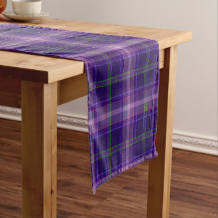 Lila Farbtöne mit grünem und rosa Tartan Kurzer Tischläufer