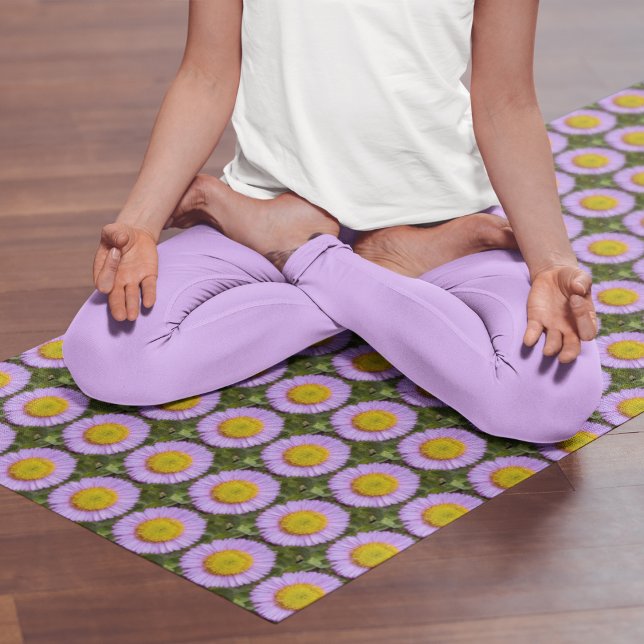 Lila Fleabane Daisy Floral Pattern Yogamatte (In Situ (Person on Mat))