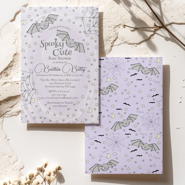 Lila Fledermäuse Niedliche Babydusche Einladung (Spooky Cute Baby Bats Halloween Baby Shower Invite. Bats, Stars, Moons, Spiderwebs on Pastel Purple.)
