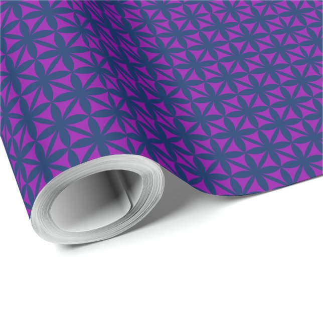 Lila Flora-Muster auf editable Hintergrundfarbe Geschenkpapier (Rolleneckpunkt)
