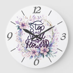 Lila floral anhalten und die Blumen riechen Große Wanduhr