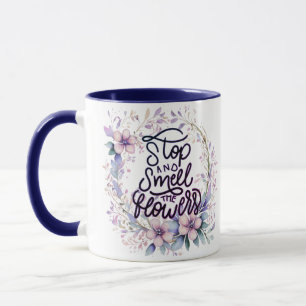 Lila floral anhalten und die Blumen riechen Tasse