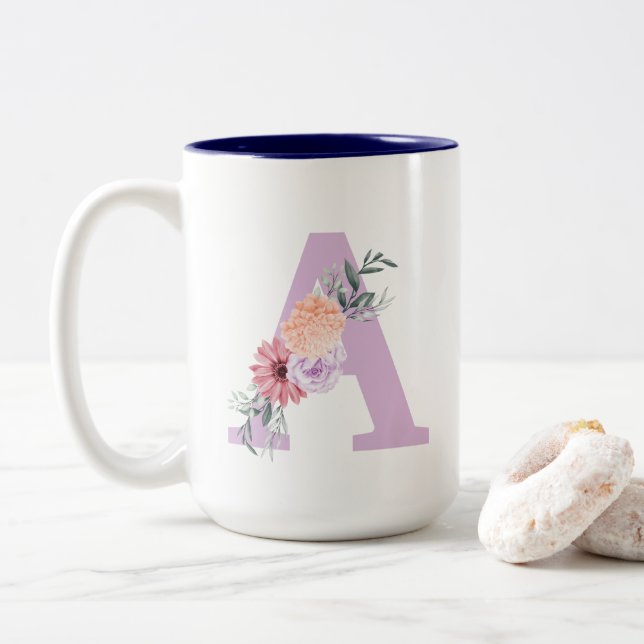 Lila floral Simple Minimal Monogram Coffee Tasse (Mit Donut)