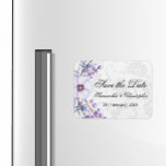 Lila florale Berry Wreath Wedding Save the Date Magnet<br><div class="desc">Ein sehr charmanter lila blumiger und blassgrauer Damast Save the Date Magnet für den Kühlschrank (oder wohin auch immer Sie möchten). Es zeichnet sich durch einen wunderschönen Kranz aus lila Beeren und Blume auf der links Seite aus, mit einem sehr eleganten Damast-Muster im Hintergrund mit Schnörkeln, Wirbel und sehr dekorativen...</div>